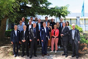 eilnehmerinnen und Teilnehmer der Jubiläumsfeier am 10. Juli vor dem Gebäude des Medizinischen Laserzentrums Lübeck und des Instituts für Biomedizinische Optik der Universität zu Lübeck (Foto: Ann-Kristin Zoike / Universität zu Lübeck)